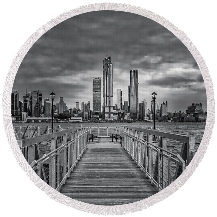 Chelsea Round Beach Towel featuring the photograph New York City Skyline Sundown BW by Susan Candelario