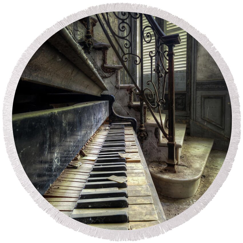 Abandoned Round Beach Towel featuring the photograph Piano Detail by Roman Robroek