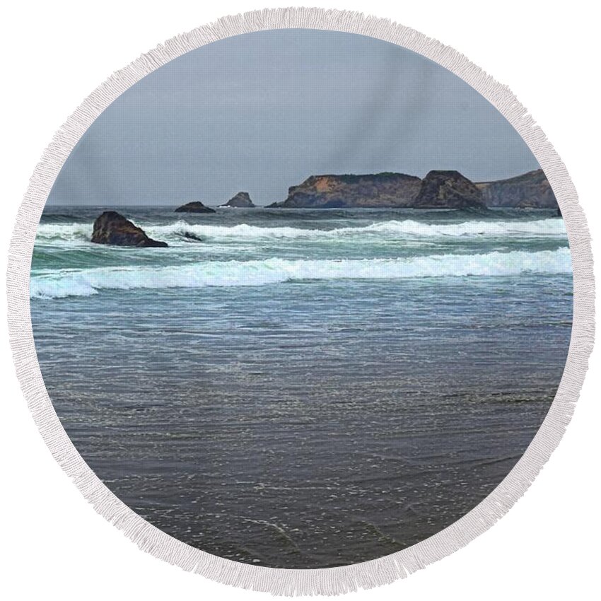 Coastal Views Round Beach Towel featuring the photograph Rugged Coast by Frank Wilson