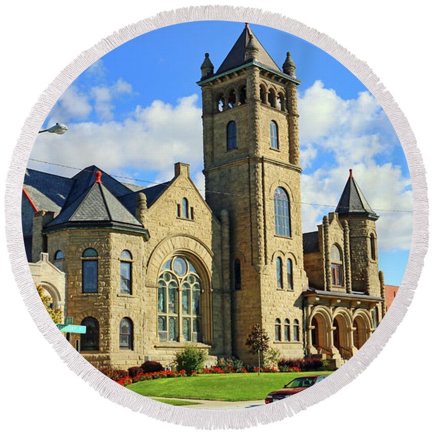 Findlay Round Beach Towel featuring the photograph St. Andrew's United Methodist Church in Findlay 4541 by Jack Schultz