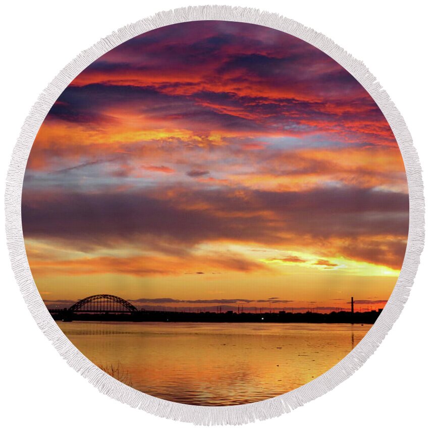 Sunsets Round Beach Towel featuring the photograph Sunset on the Delaware No. Two by Linda Stern