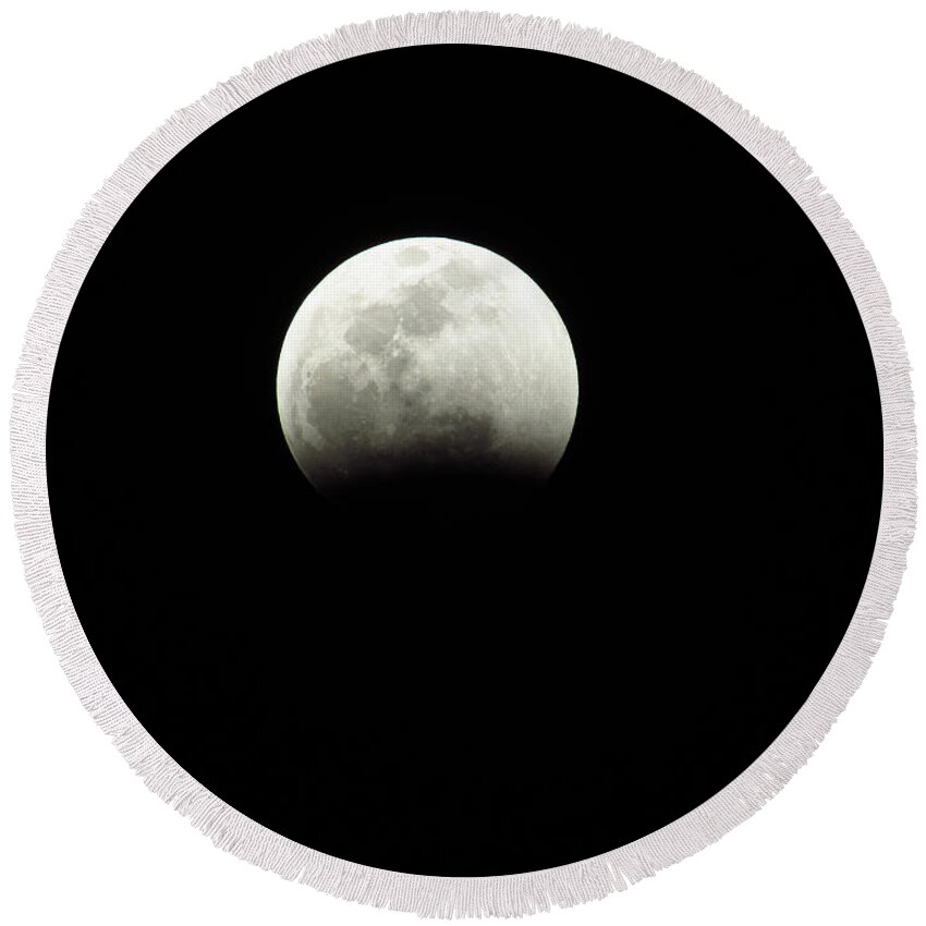 Moon Round Beach Towel featuring the photograph The Coming Super Blood Wolf Moon Lunar Eclipse 2019 2 29407 by Robert Knight