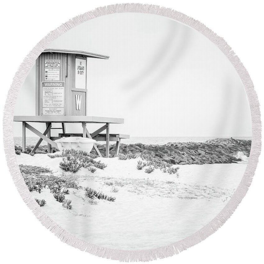 America Round Beach Towel featuring the photograph Wedge Lifeguard Tower W Newport Beach Black and White Photo by Paul Velgos