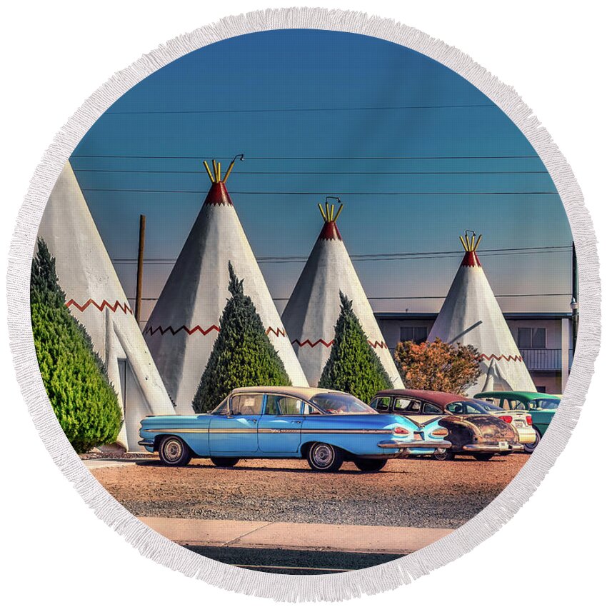 Holbrook Round Beach Towel featuring the photograph Wigwam Motel Park by Micah Offman