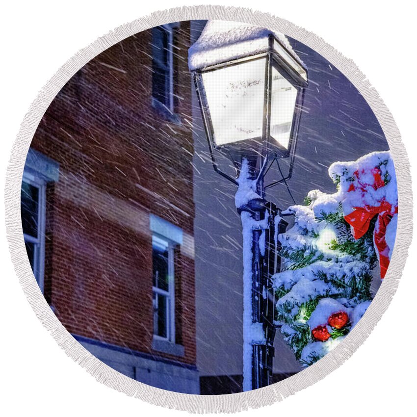 Blowing Snow Round Beach Towel featuring the photograph Wreath On A Lamp Post by Jeff Sinon