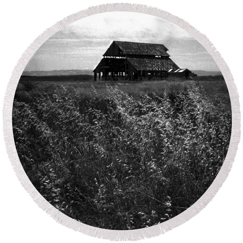 Landscape Round Beach Towel featuring the photograph Barn in America #1 by WonderlustPictures By Tommaso Boddi