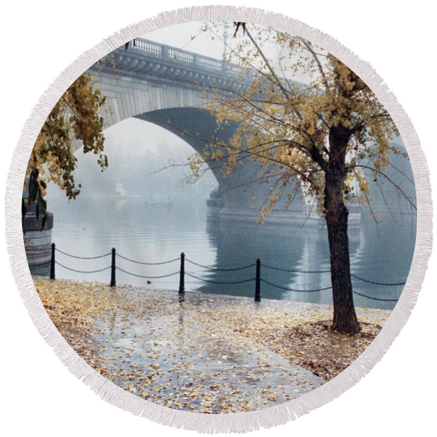 London Bridge Round Beach Towel featuring the photograph London Bridge Fog 090885-8n by Tam Ryan