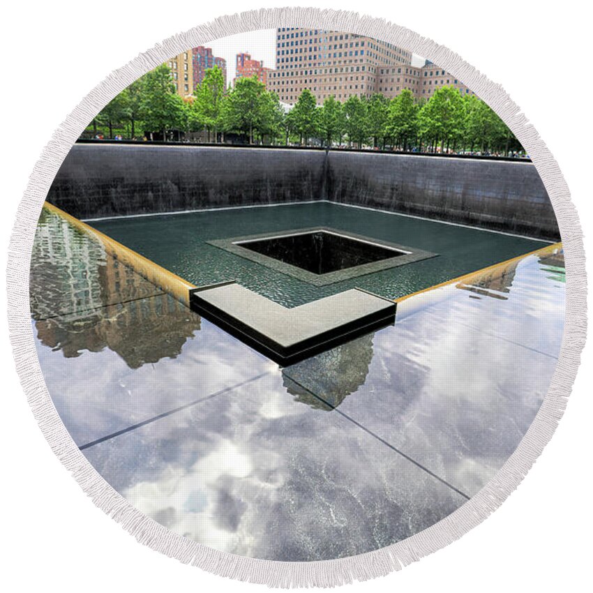 911 Memorial Reflecting Pool Round Beach Towel featuring the photograph 911 Memorial Reflecting Pool, New York, New York by Felix Lai