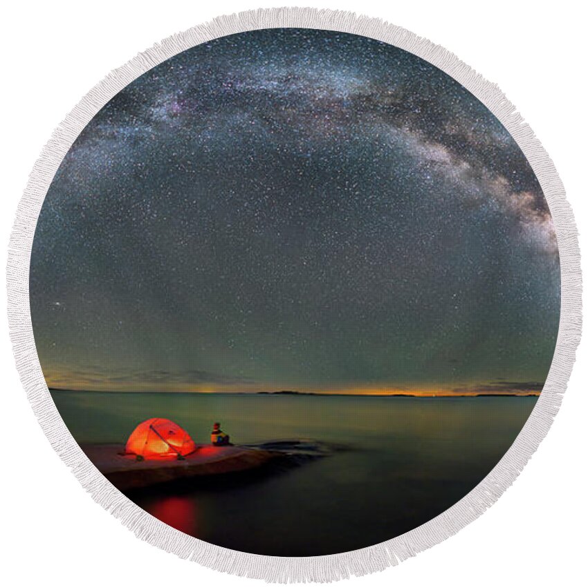 The Milky Way Round Beach Towel featuring the photograph A Billion Star Accommodation by Henry w Liu
