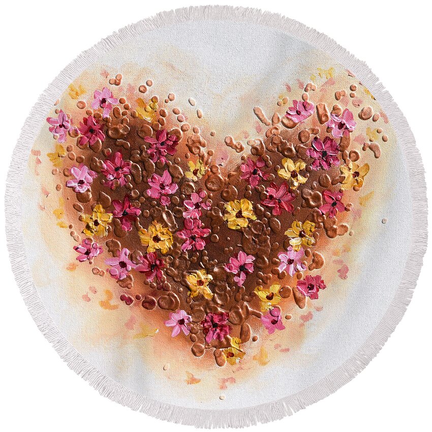 Heart Round Beach Towel featuring the painting A Daisy Heart by Amanda Dagg