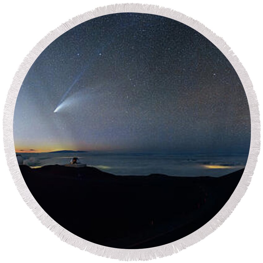 Big Island Round Beach Towel featuring the photograph A Heavenly Visitor by Jason Chu
