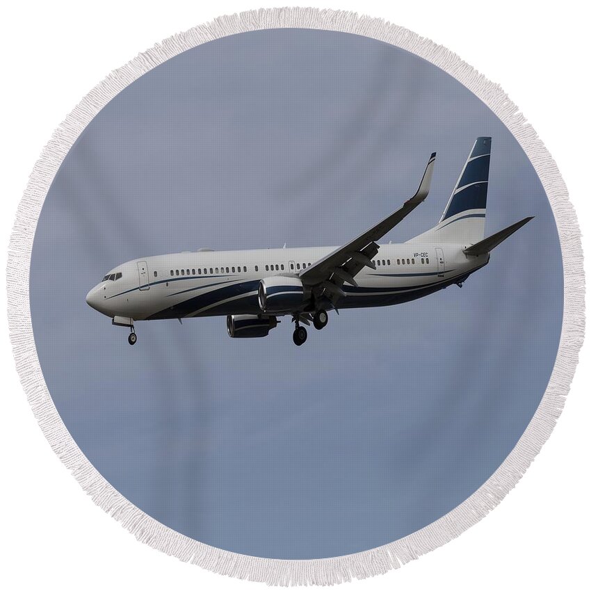 Boeing Round Beach Towel featuring the photograph Boeing 737 Private Jet by David Pyatt