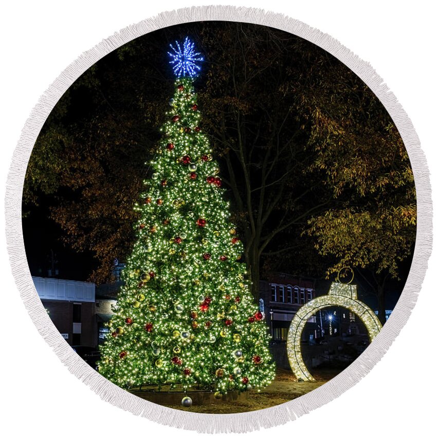 Cartersville Round Beach Towel featuring the photograph Cartersville Christmas Tree by Nick Zelinsky Jr