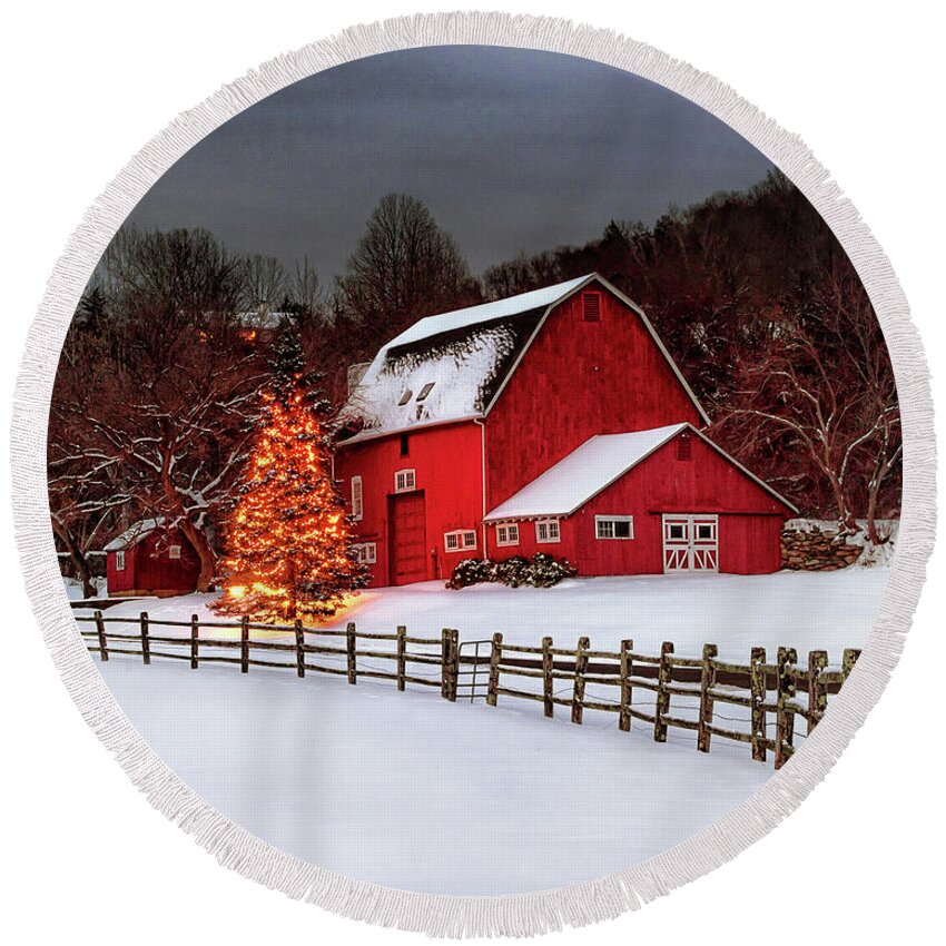 Christmas Tree Round Beach Towel featuring the photograph Christmas in Connecticut by John Vose