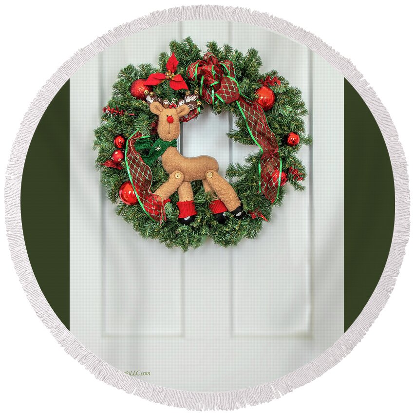 Christmas Round Beach Towel featuring the photograph Christmas Wreath with Reindeer by LeeAnn McLaneGoetz McLaneGoetzStudioLLCcom