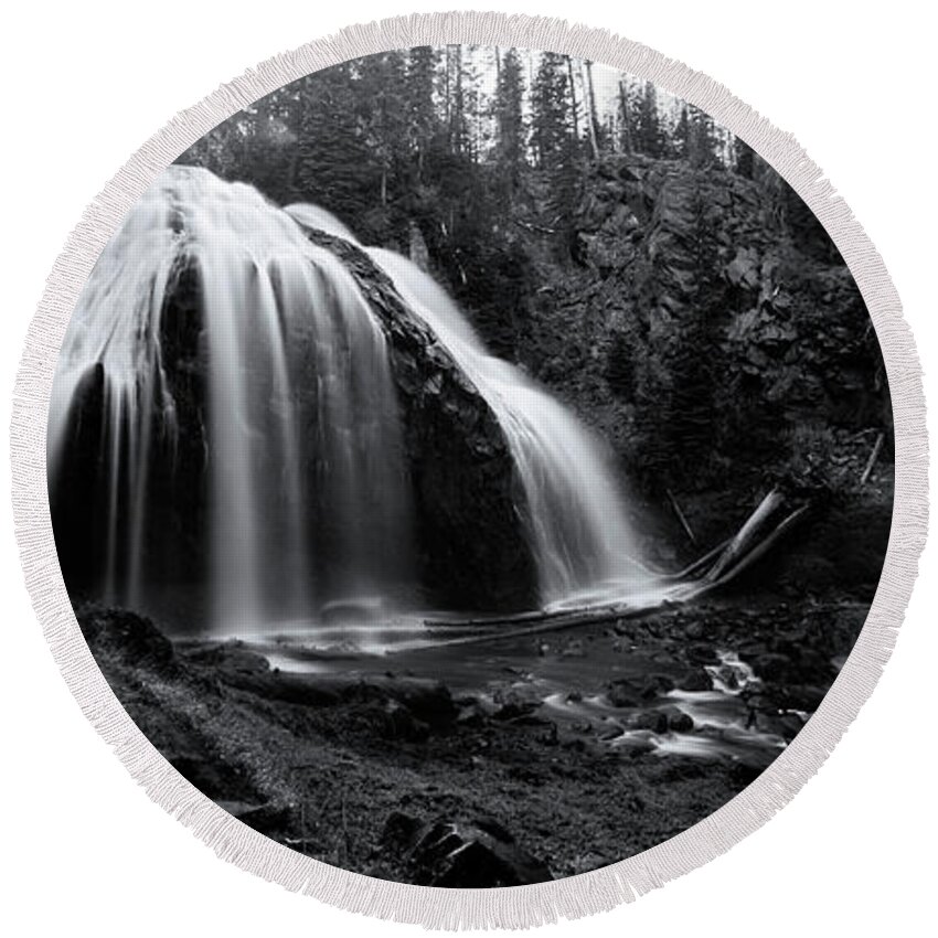 Long Exposure Round Beach Towel featuring the photograph Chush Falls Black and White 2 by Pelo Blanco Photo