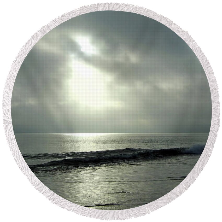 Vero Round Beach Towel featuring the photograph Cloudy Morning At Vero Beach by D Hackett