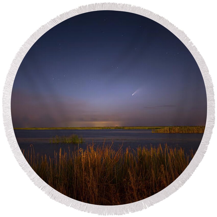 Comet Round Beach Towel featuring the photograph Comet in the Everglades by Mark Andrew Thomas