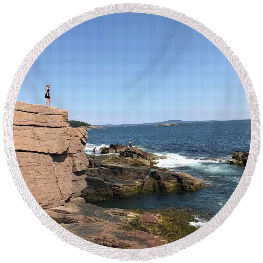 Rock Round Beach Towel featuring the photograph Confidence by Lee Darnell