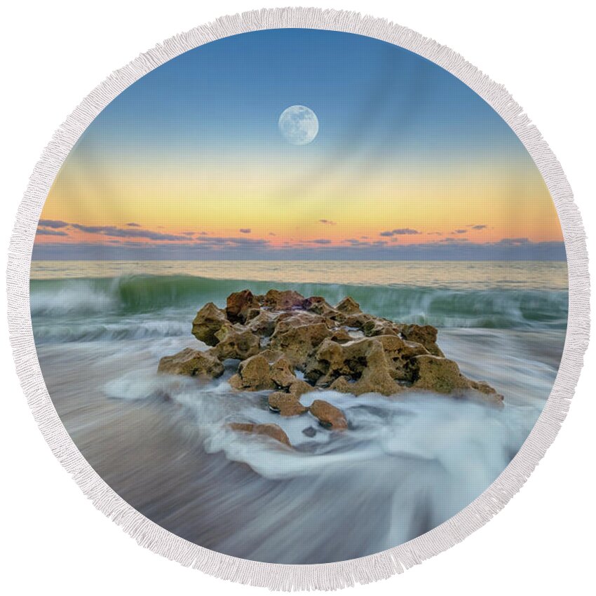 Coral Cove Park Round Beach Towel featuring the photograph Coral Cove Park Last Moon Rise 2017 by Kim Seng