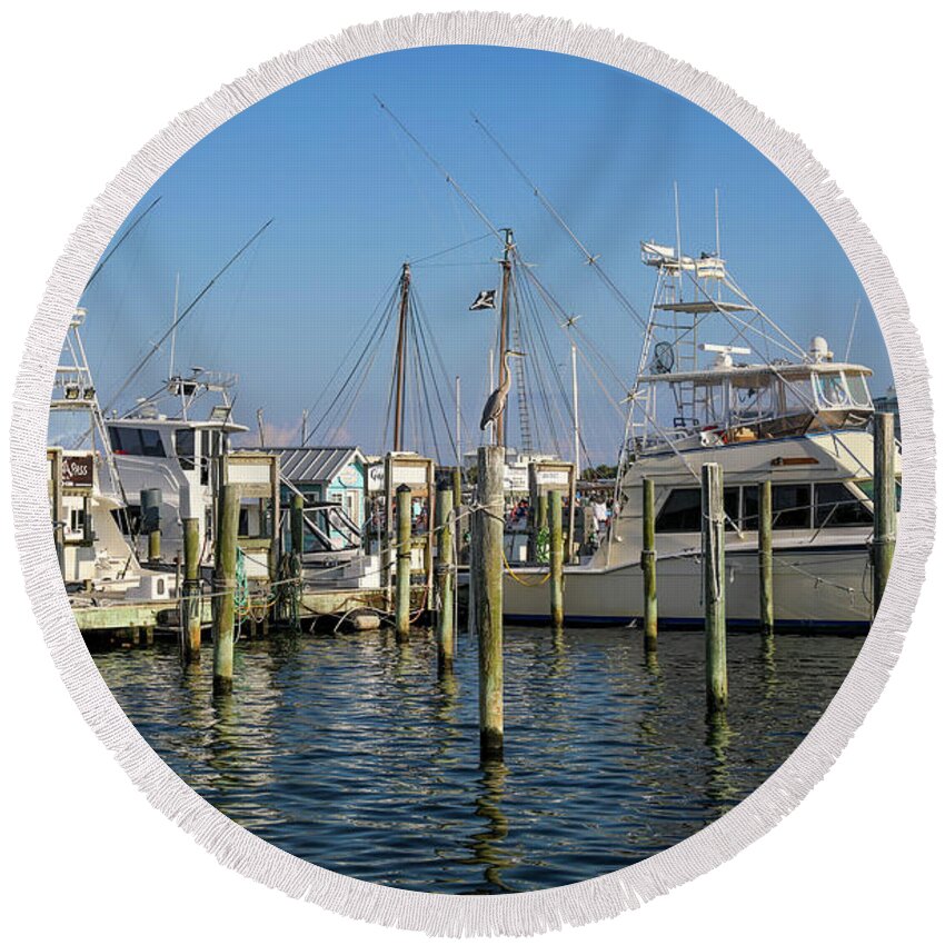 Destin Harbor Boat Reflections Round Beach Towel featuring the photograph Destin Harbor Heron by Dan Sproul
