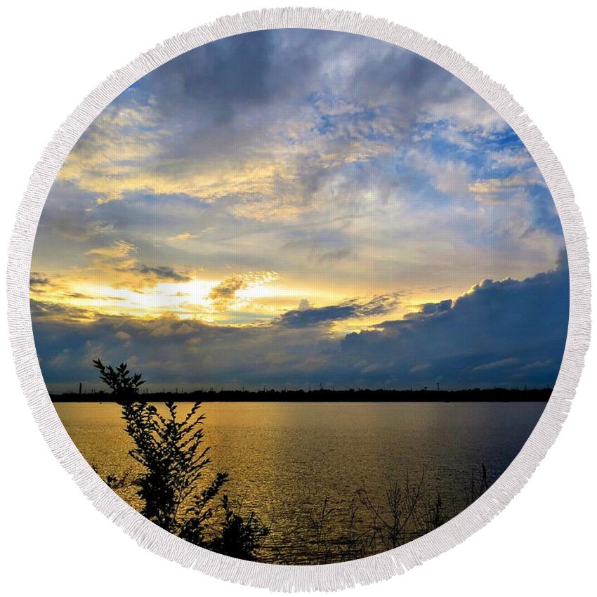 Sunset Round Beach Towel featuring the photograph Evening's Last Glow on the Delaware River by Linda Stern