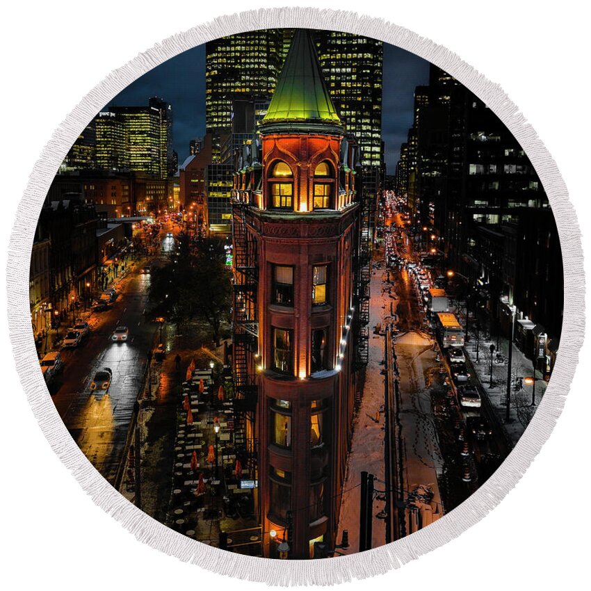 Autumn Snow Round Beach Towel featuring the photograph Eye of Toronto by Dee Potter