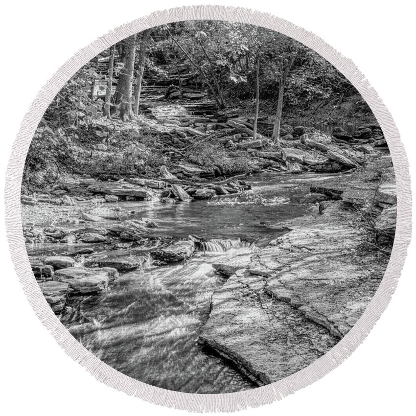 Tanyard Creek Nature Trail Round Beach Towel featuring the photograph Flowing Tanyard Creek Grayscale by Jennifer White