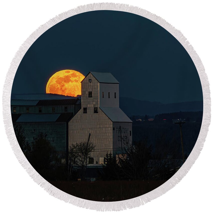 Full Moon Rise Round Beach Towel featuring the photograph Full moon by Ulrich Burkhalter