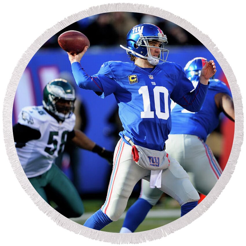 Eli Manning Round Beach Towel featuring the photograph Giants' Eli Manning Passes by William Jobes