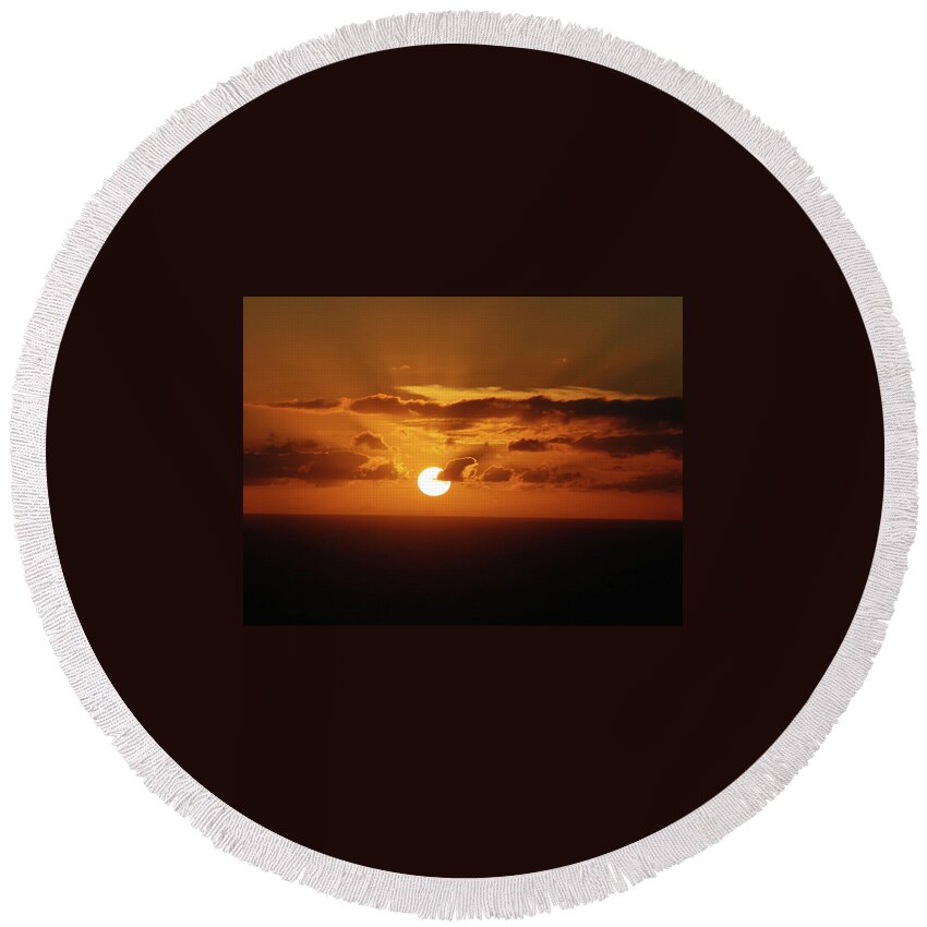 Sunset Round Beach Towel featuring the photograph Glory on the Horizon by Leslie Porter