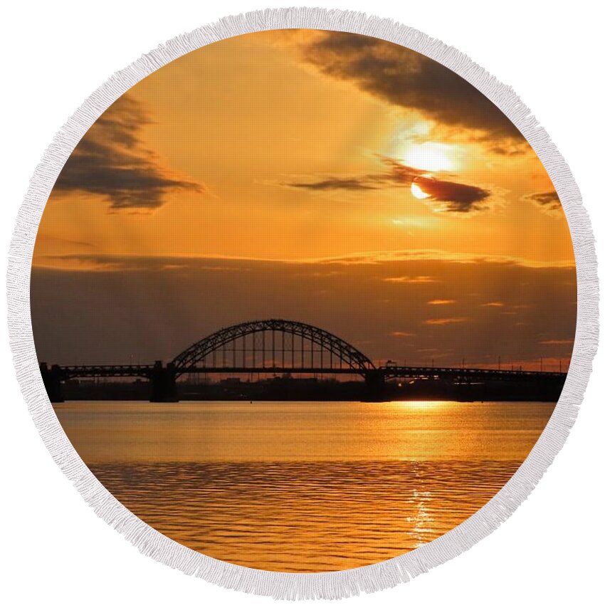 Sunset Round Beach Towel featuring the photograph Golden Sunset by Linda Stern