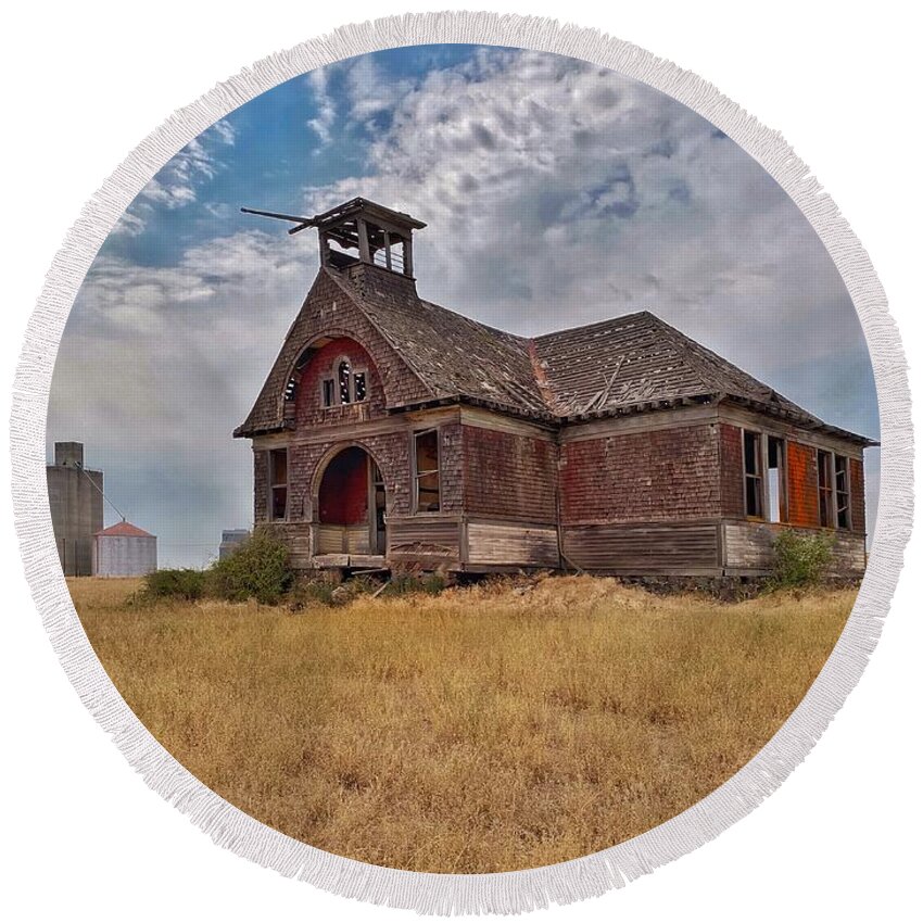 Abandoned Schoolhouse Round Beach Towel featuring the photograph Govan Schoolhouse #2 by Jerry Abbott