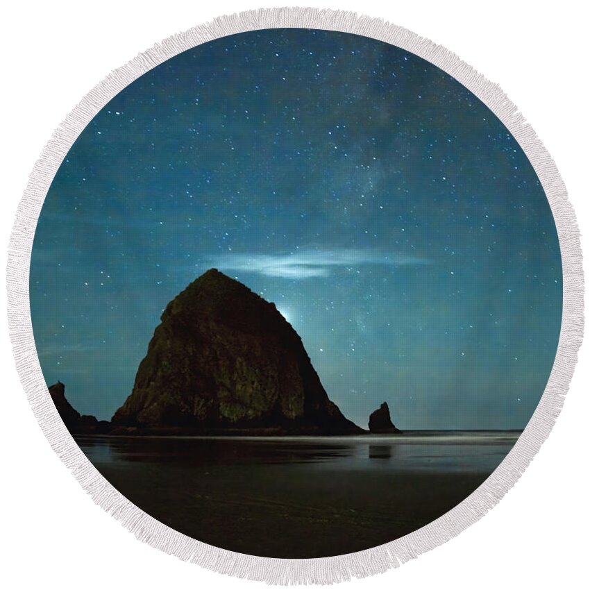 Oregon Round Beach Towel featuring the photograph Haystack Under the Stars by Todd Kreuter