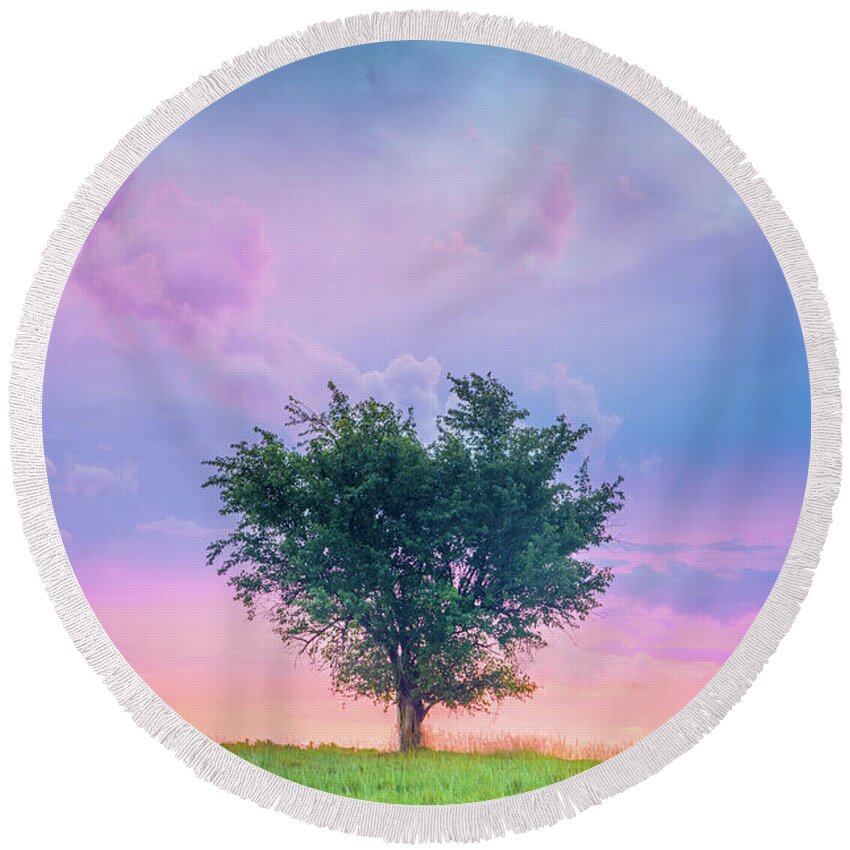 Heart Tree Round Beach Towel featuring the photograph Heart-Shaped Tree Tupelo MIssissippi by Jordan Hill