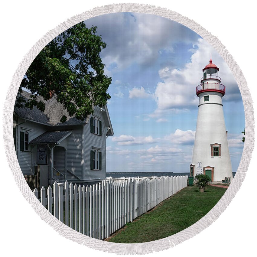 Keepers House Marblehead Lighthouse Round Beach Towel featuring the photograph Keepers House At Marblehead Lighthouse by Dale Kincaid