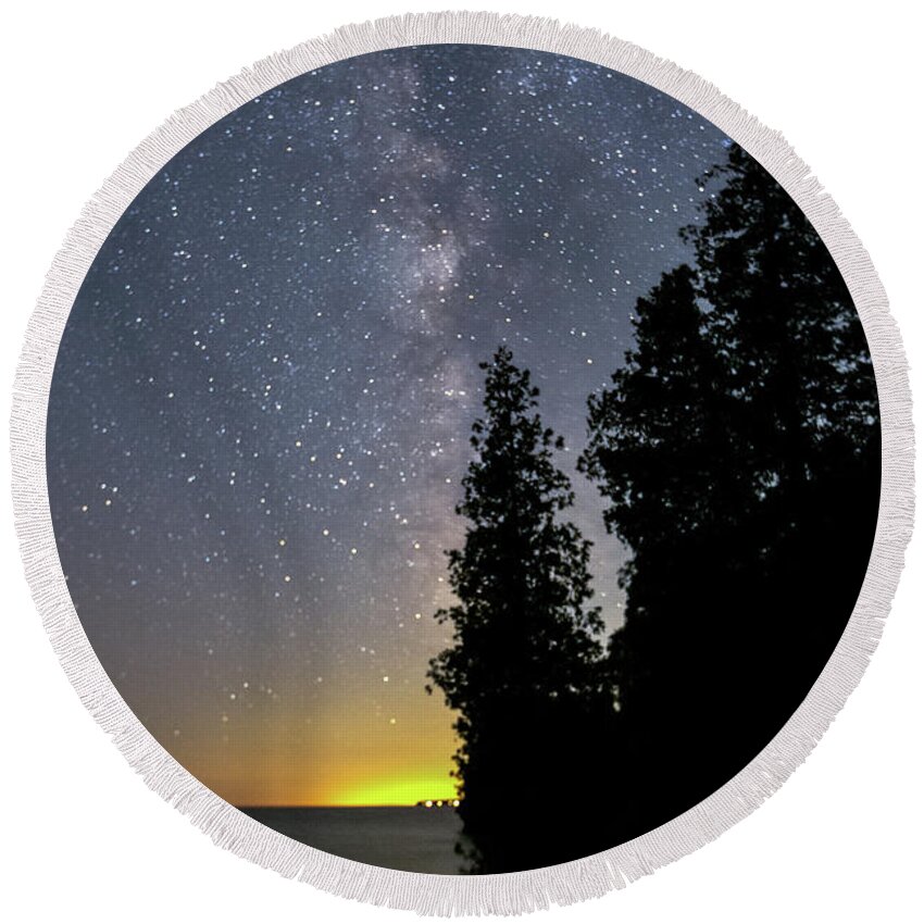 Door County Round Beach Towel featuring the photograph Milky Way Over Cave Point by Paul Schultz