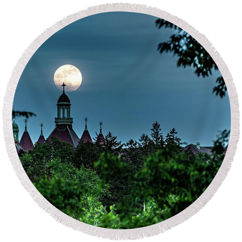Dunwoodie Round Beach Towel featuring the photograph Moonrise over Yonkers by Kevin Suttlehan