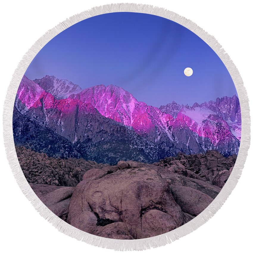 Moon Round Beach Towel featuring the photograph Moonset At Dawn Eastern Sierras Alabama Hills California by Dave Welling