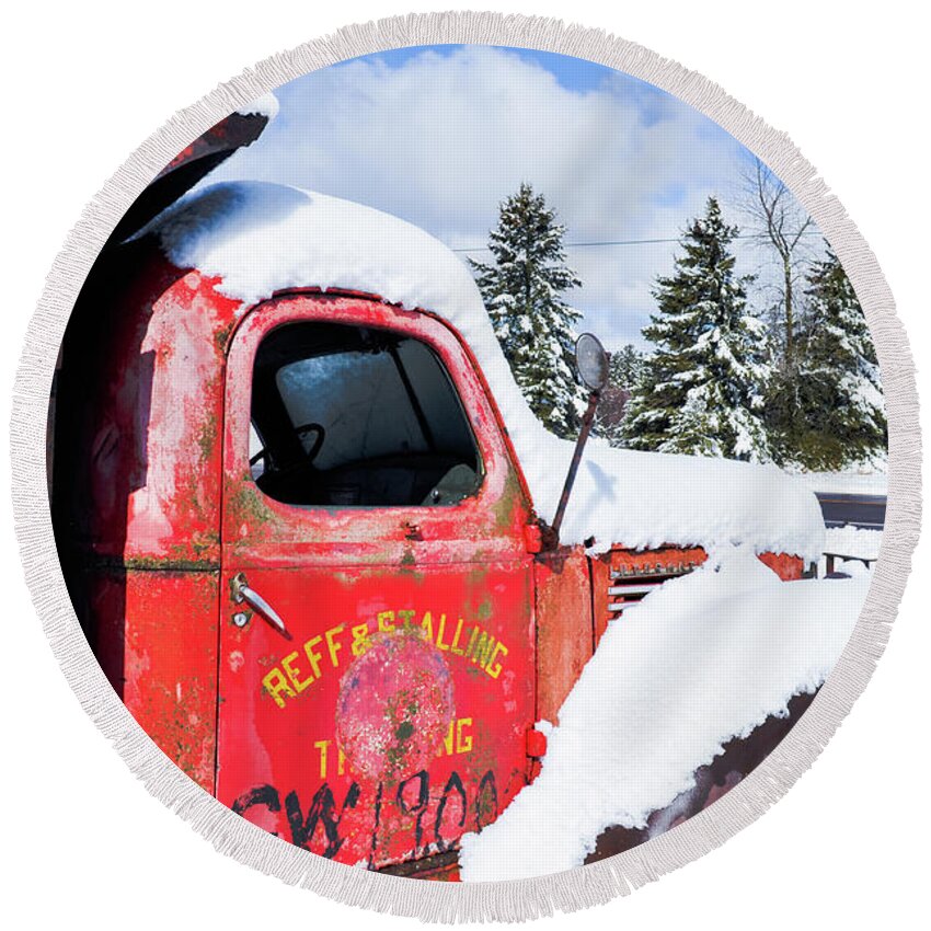 Duluth Round Beach Towel featuring the photograph North Shore Truck by Kyle Hanson
