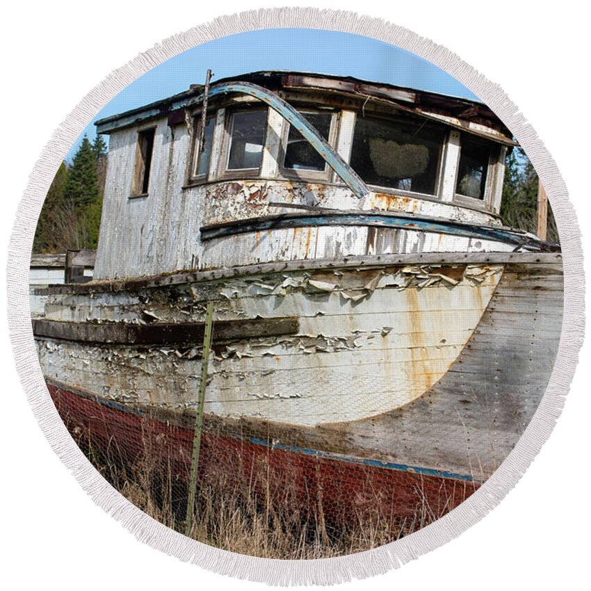 Abandoned Boat Round Beach Towel featuring the photograph Peninsula abandoned relic by Cathy Anderson