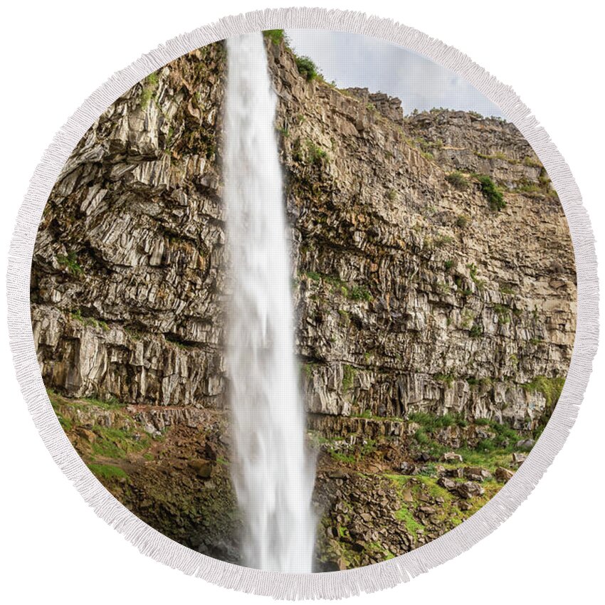 Perrine Coulee Round Beach Towel featuring the photograph Perrine Coulee Falls by Gary Geddes