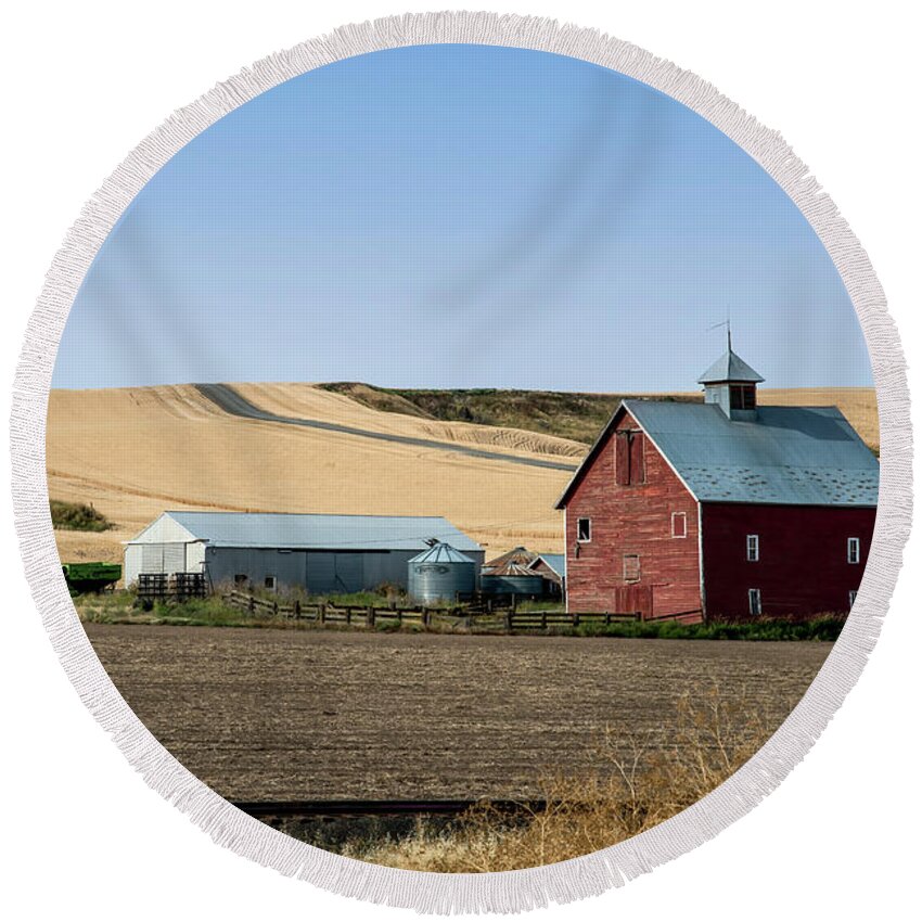 Palouse Round Beach Towel featuring the photograph Red Barn DN by Connie Carr