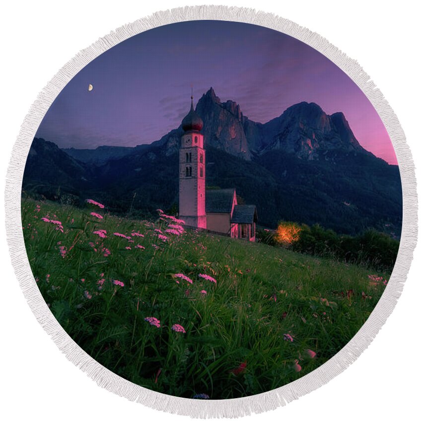 Mountain Round Beach Towel featuring the photograph Siusi Sunset #2 by Henry w Liu