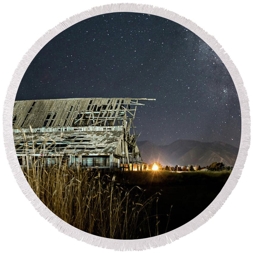 Barn Round Beach Towel featuring the photograph Starry Barn by Wesley Aston