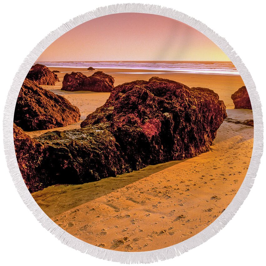 West Coast Round Beach Towel featuring the photograph Stoney Beach by Randy Bradley