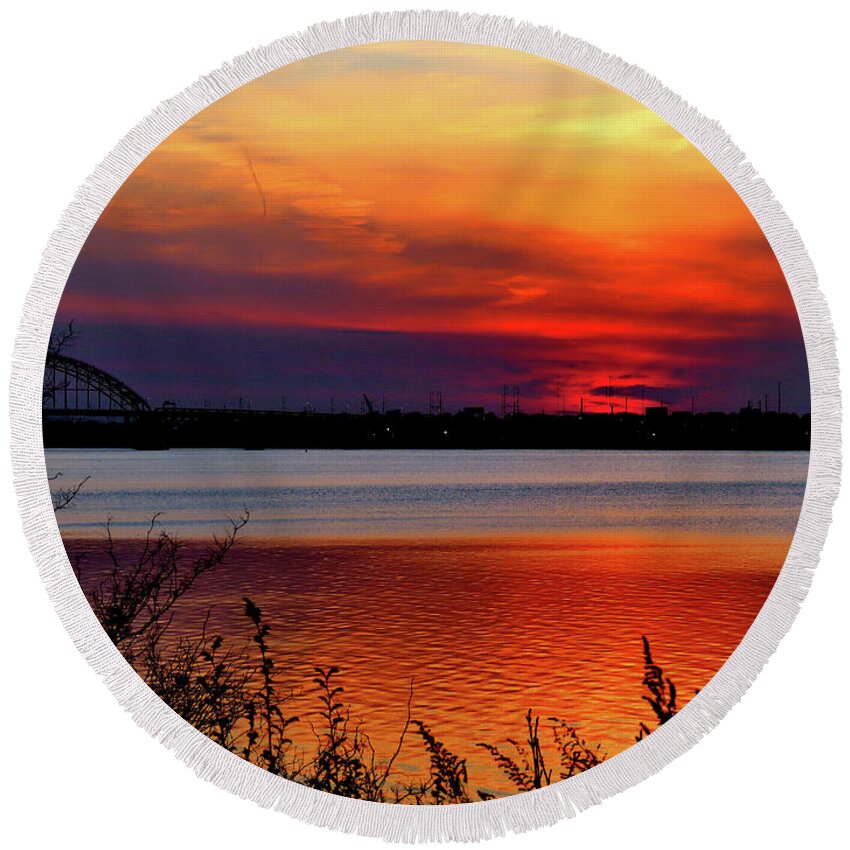 Sunset Round Beach Towel featuring the photograph Sundown Along the Delaware by Linda Stern