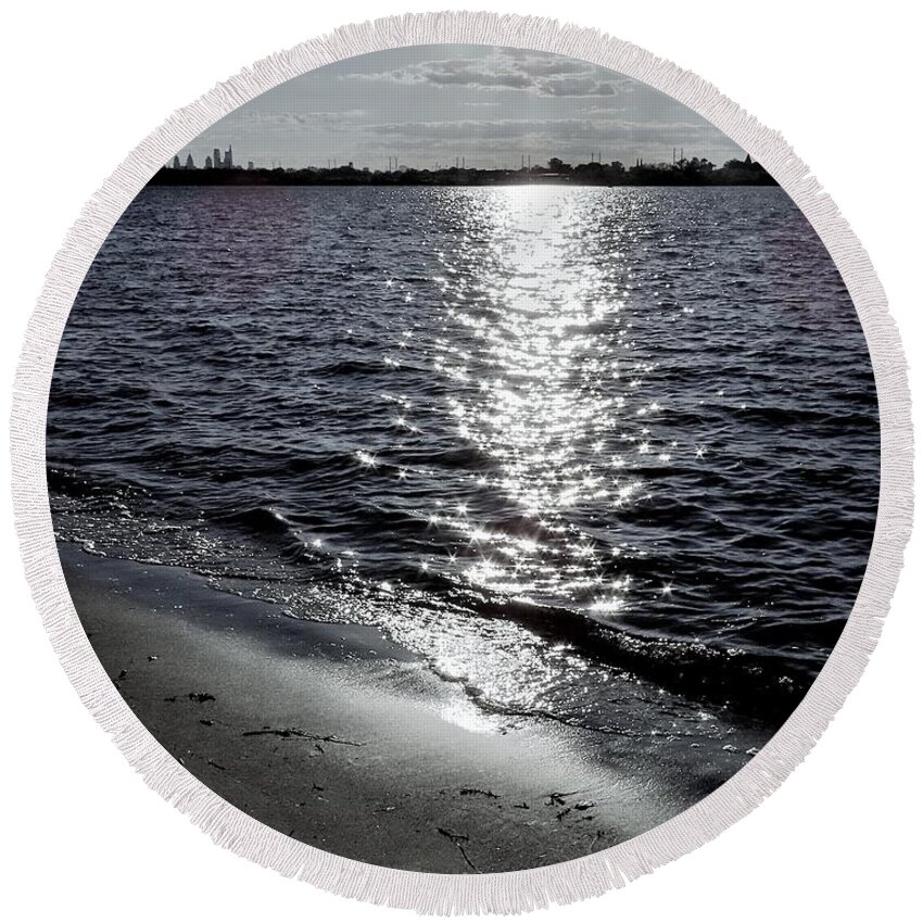 River Round Beach Towel featuring the photograph Sunlight Reflection on the Delaware River by Linda Stern