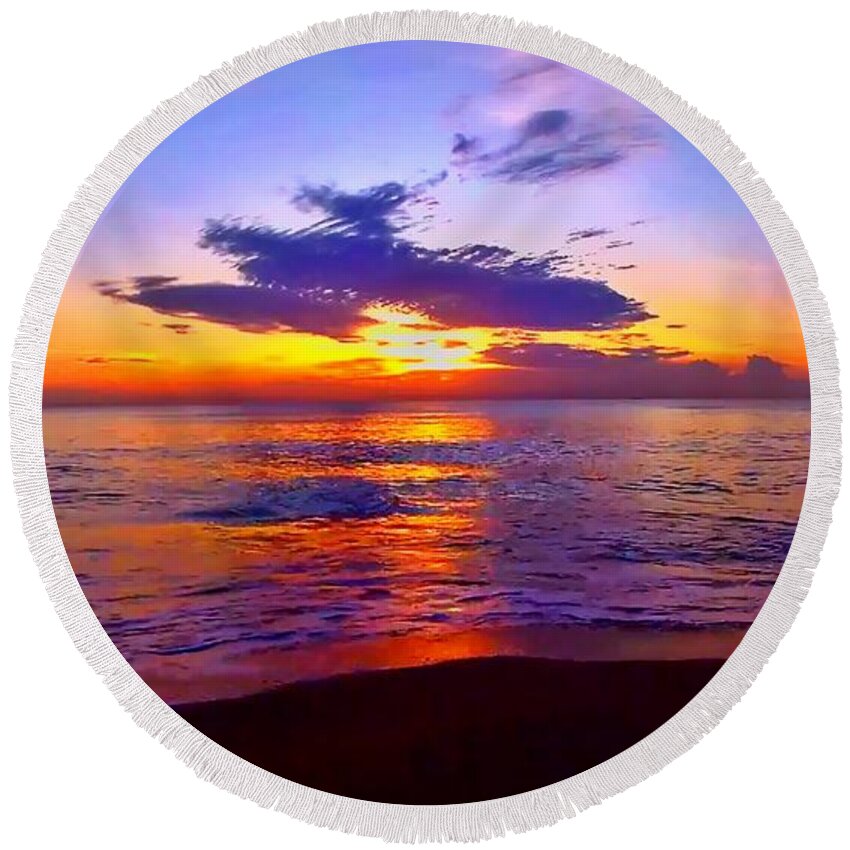 Sunrise Round Beach Towel featuring the photograph Sunrise Beach 409 by Rip Read