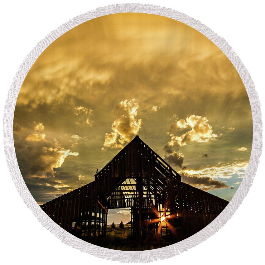 Barn Round Beach Towel featuring the photograph Sunset at Mapleton Barn by Wesley Aston
